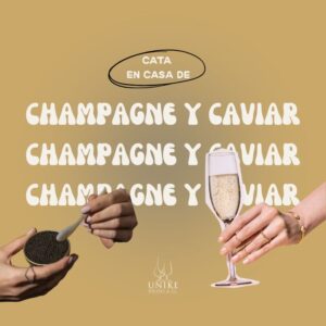 Manos sirviendo caviar y brindando con una copa de champagne durante una cata maridada en casa.